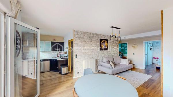 Découvrez en Exclusivité ce beau T4 situé au 2ème et dernier étage (sans ascenseur) dans une petite copropriété
au cœur du bourg de Briscous proche de toutes les commodités à pied (commerces et écoles).
À seulement 15mn de Bayonne par autoroute gratuite.

                         - VISITE VIRTUELLE GRATUITE - SUR DEMANDE

Il vous offre une entrée, une belle pièce de vie lumineuse avec sa cuisine ouverte moderne, aménagée et équipée et son cellier attenant.
Accès direct au balcon couvert (exposition Sud/Ouest), idéal pour partager de bons moments en famille ou entre amis !

Côté nuit, vous disposez de 3 chambres avec placard dont 1 avec en plus un dressing, une salle de bain et un WC séparé.

Côté technique : Chauffage individuel au gaz de ville - Menuiserie PVC - Double vitrage - Parquet au sol - VMC - Fibre

Les Avantages : Garage privatif + 1 place de parking extérieure - Aucuns travaux à prévoir - Bonne situation géographique - 
L'eau comprise dans les charges.

Produit rare sur le secteur, ne tardez pas !

Je suis à votre écoute 7jours/7, je m'adapte à votre planning.