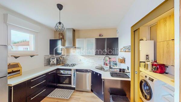 Découvrez en Exclusivité ce beau T4 situé au 2ème et dernier étage (sans ascenseur) dans une petite copropriété
au cœur du bourg de Briscous proche de toutes les commodités à pied (commerces et écoles).
À seulement 15mn de Bayonne par autoroute gratuite.

                         - VISITE VIRTUELLE GRATUITE - SUR DEMANDE

Il vous offre une entrée, une belle pièce de vie lumineuse avec sa cuisine ouverte moderne, aménagée et équipée et son cellier attenant.
Accès direct au balcon couvert (exposition Sud/Ouest), idéal pour partager de bons moments en famille ou entre amis !

Côté nuit, vous disposez de 3 chambres avec placard dont 1 avec en plus un dressing, une salle de bain et un WC séparé.

Côté technique : Chauffage individuel au gaz de ville - Menuiserie PVC - Double vitrage - Parquet au sol - VMC - Fibre

Les Avantages : Garage privatif + 1 place de parking extérieure - Aucuns travaux à prévoir - Bonne situation géographique - 
L'eau comprise dans les charges.

Produit rare sur le secteur, ne tardez pas !

Je suis à votre écoute 7jours/7, je m'adapte à votre planning.