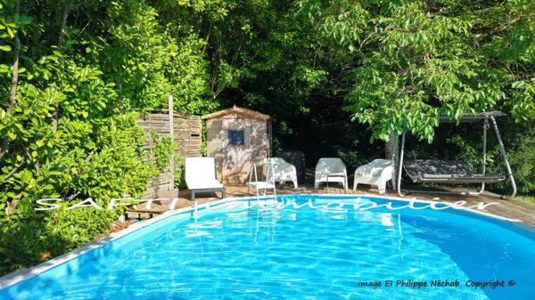 Maison à l’abri des regards de 193m2 Habitables sur deux niveaux - 8 pièces - 5 chambres - sous-sol - 3200m2 de terrain autour.