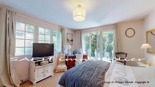 Maison à l’abri des regards de 193m2 Habitables sur deux niveaux - 8 pièces - 5 chambres - sous-sol - 3200m2 de terrain autour.