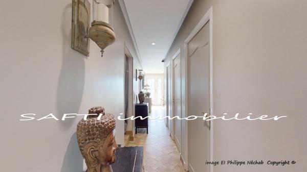 Maison à l’abri des regards de 193m2 Habitables sur deux niveaux - 8 pièces - 5 chambres - sous-sol - 3200m2 de terrain autour.