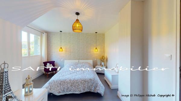 Maison à l’abri des regards de 193m2 Habitables sur deux niveaux - 8 pièces - 5 chambres - sous-sol - 3200m2 de terrain autour.