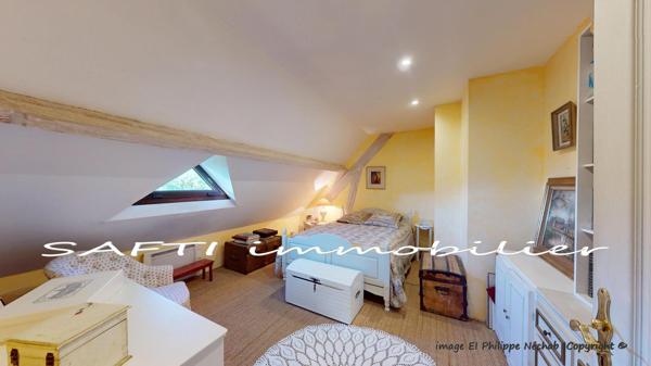 Maison à l’abri des regards de 193m2 Habitables sur deux niveaux - 8 pièces - 5 chambres - sous-sol - 3200m2 de terrain autour.