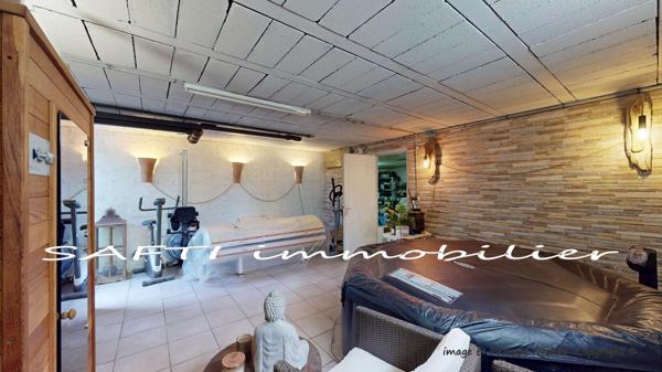 Maison à l’abri des regards de 193m2 Habitables sur deux niveaux - 8 pièces - 5 chambres - sous-sol - 3200m2 de terrain autour.