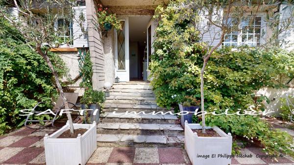 Maison à l’abri des regards de 193m2 Habitables sur deux niveaux - 8 pièces - 5 chambres - sous-sol - 3200m2 de terrain autour.