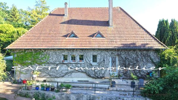 Maison à l’abri des regards de 193m2 Habitables sur deux niveaux - 8 pièces - 5 chambres - sous-sol - 3200m2 de terrain autour.
