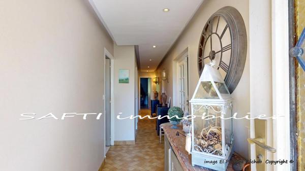 Maison à l’abri des regards de 193m2 Habitables sur deux niveaux - 8 pièces - 5 chambres - sous-sol - 3200m2 de terrain autour.