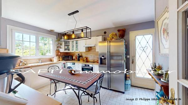 Maison à l’abri des regards de 193m2 Habitables sur deux niveaux - 8 pièces - 5 chambres - sous-sol - 3200m2 de terrain autour.
