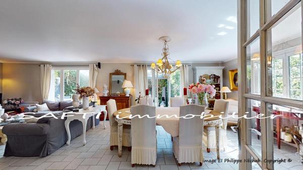 Maison à l’abri des regards de 193m2 Habitables sur deux niveaux - 8 pièces - 5 chambres - sous-sol - 3200m2 de terrain autour.
