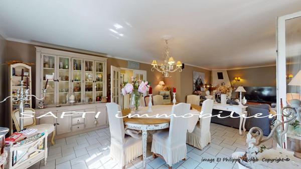 Maison à l’abri des regards de 193m2 Habitables sur deux niveaux - 8 pièces - 5 chambres - sous-sol - 3200m2 de terrain autour.