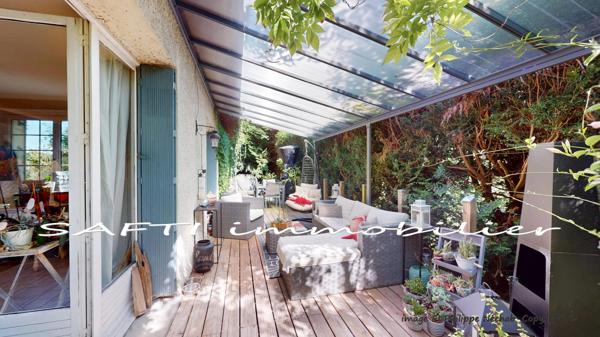 Maison à l’abri des regards de 193m2 Habitables sur deux niveaux - 8 pièces - 5 chambres - sous-sol - 3200m2 de terrain autour.