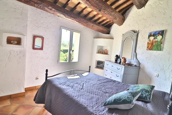 Trets: maison, appartement et studio sur 11000m2 de terrain