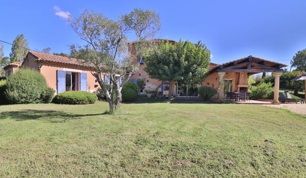 Trets: maison, appartement et studio sur 11000m2 de terrain