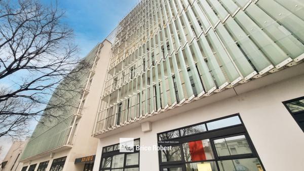 Bureaux à louer à Lyon espace lumineux dans immeuble tertiaire moderne