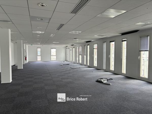 Bureaux à louer à Lyon espace lumineux dans immeuble tertiaire moderne