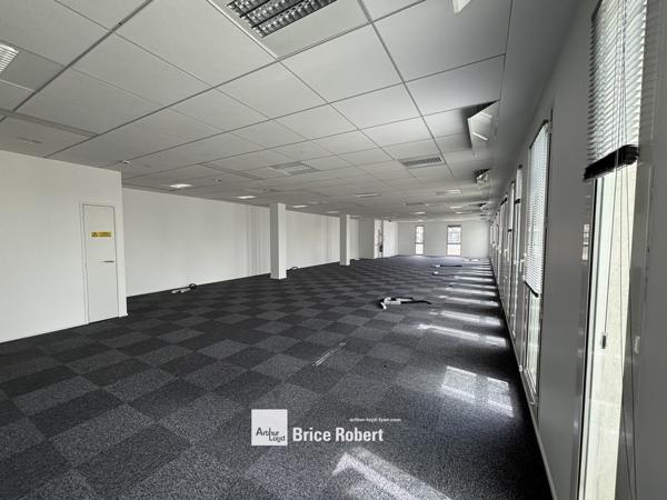 Bureaux à louer à Lyon espace lumineux dans immeuble tertiaire moderne