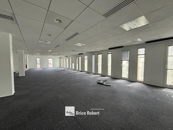 Bureaux à louer à Lyon espace lumineux dans immeuble tertiaire moderne