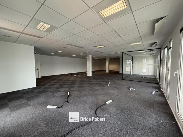 Bureaux à louer à Lyon espace lumineux dans immeuble tertiaire moderne