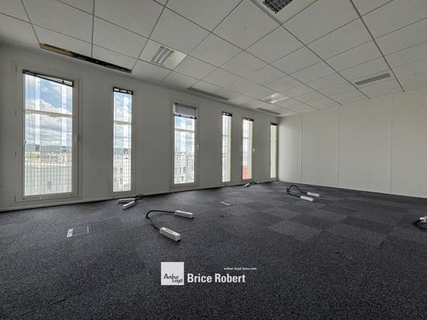 Bureaux à louer à Lyon espace lumineux dans immeuble tertiaire moderne