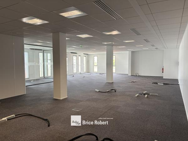 Bureaux à louer à Lyon espace lumineux dans immeuble tertiaire moderne