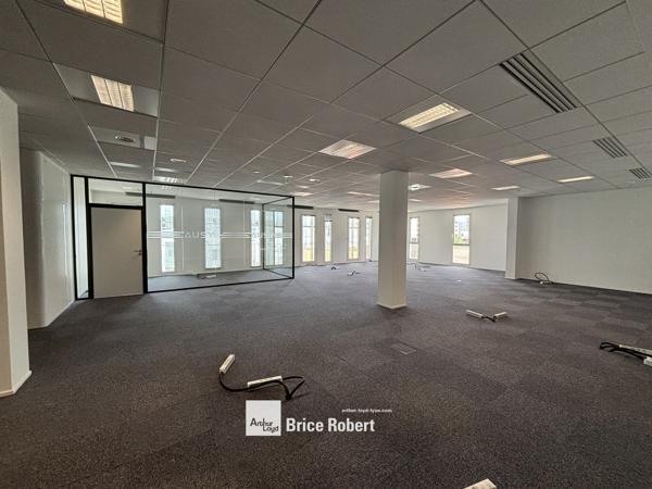Bureaux à louer à Lyon espace lumineux dans immeuble tertiaire moderne