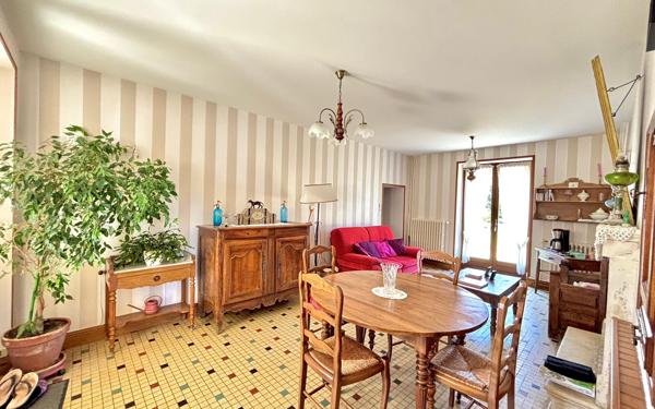 Maison à vendre    8 pièces •  Amberre