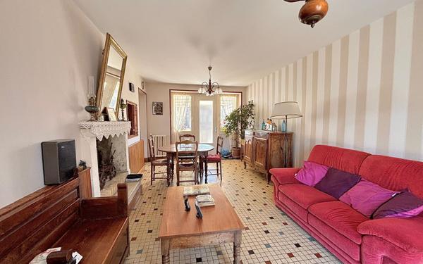 Maison à vendre    8 pièces •  Amberre