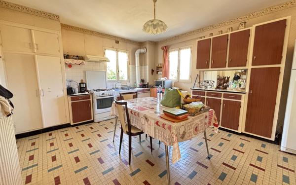 Maison à vendre    8 pièces •  Amberre