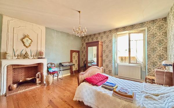 Maison à vendre    8 pièces •  Amberre