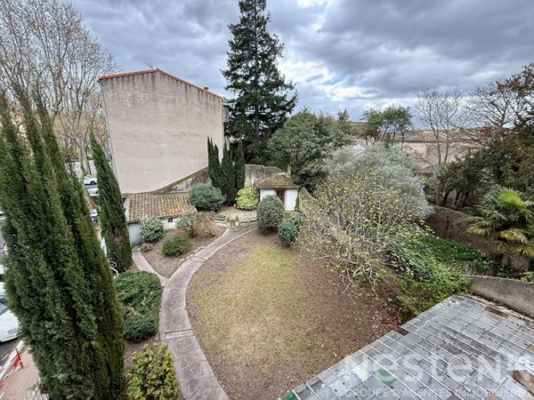 Maison bourgeoise en pierre de 1892 avec 312 m² habitables jardin et garage centre historique Carcassonne