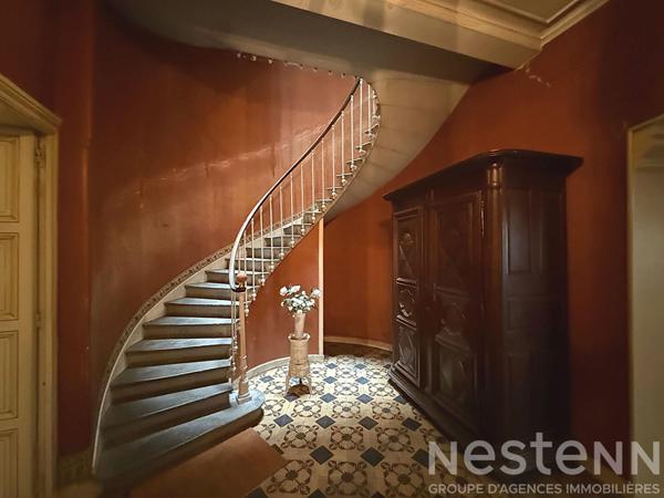 Maison bourgeoise en pierre de 1892 avec 312 m² habitables jardin et garage centre historique Carcassonne