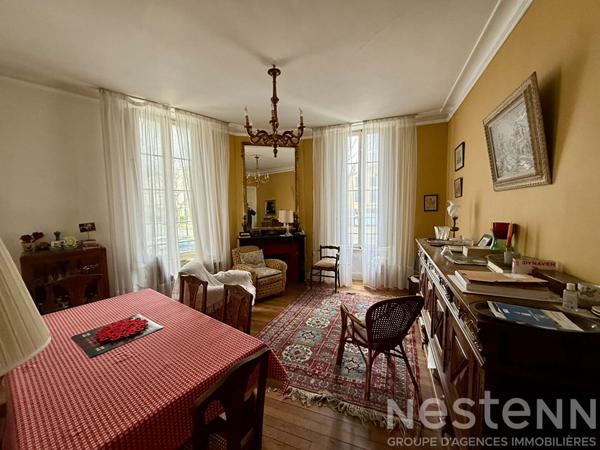 Maison bourgeoise en pierre de 1892 avec 312 m² habitables jardin et garage centre historique Carcassonne