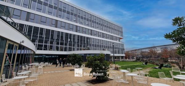 Bureaux à louer Lyon espace professionnel avec terrasse et parking inclus