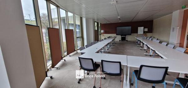 Bureaux à louer Lyon espace professionnel avec terrasse et parking inclus
