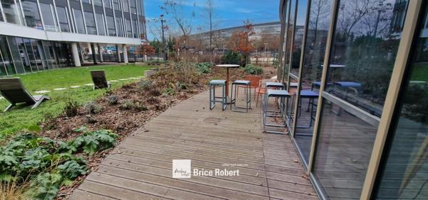Bureaux à louer Lyon espace professionnel avec terrasse et parking inclus