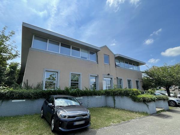Bureaux à louer à Fourqueux ensemble sécurisé avec parking extérieur