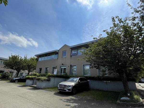 Bureaux à louer à Fourqueux ensemble sécurisé avec parking extérieur