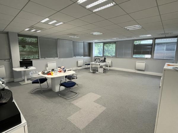 Bureaux à louer à Fourqueux ensemble sécurisé avec parking extérieur