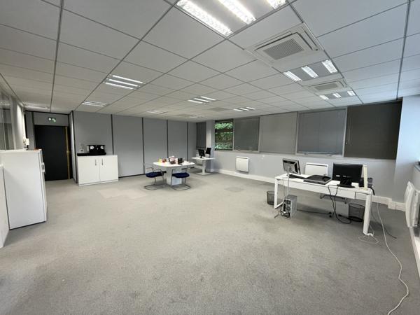Bureaux à louer à Fourqueux ensemble sécurisé avec parking extérieur