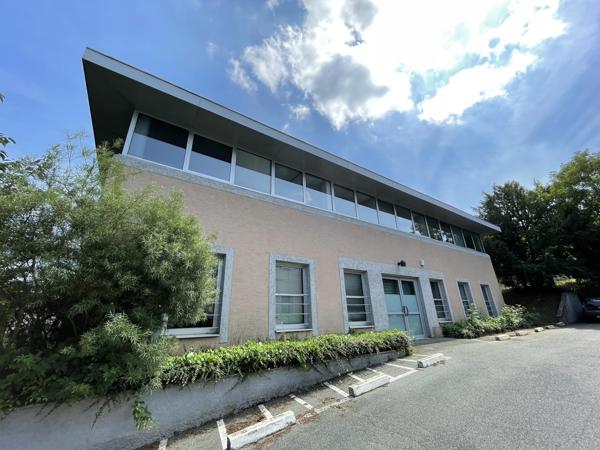 Bureaux à louer à Fourqueux ensemble sécurisé avec parking extérieur