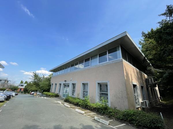 Bureaux à louer à Fourqueux ensemble sécurisé avec parking extérieur