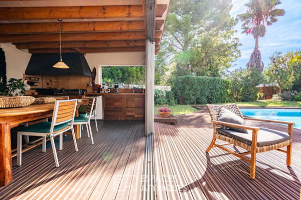 Villa avec piscine et jardin luxuriant dans le quartier du Golf
