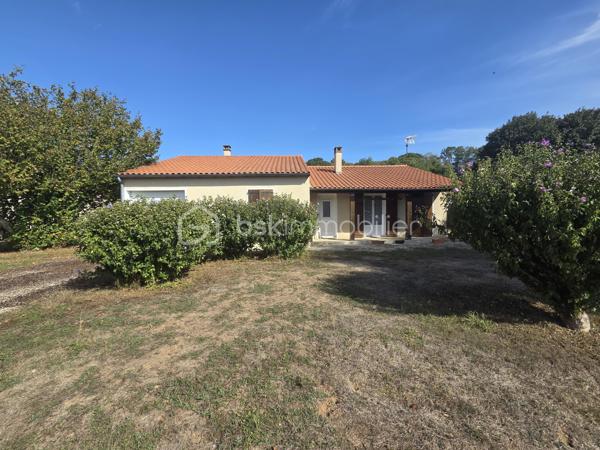 Dans un environnement calme et recherché, découvrez ce pavillon de plain-pied offrant de beaux volumes et un cadre de vie agréable, idéal pour une famille !

Implantée sur un terrain entièrement clos de 944 m², cette maison fonctionnelle se compose d’une entrée desservant une cuisine de 12 m² à aménager selon vos envies, ainsi qu’un salon-séjour de 25 m² agrémenté d’une cheminée avec insert.

L’espace nuit se compose de 4 chambres aux surfaces comprises entre 10 et 13 m², d’une salle de bains spacieuse de 9 m² et d’un WC indépendant.

Côté fonctionnalité, vous disposerez également d’une buanderie de 5 m², d’un garage attenant de 27 m², d’un local de 4 m², ainsi que d’un garage indépendant de 18 m² avec galetas, idéal pour le stockage ou le rangement de matériel.

Les équipements :
Menuiseries PVC double vitrage installées en 2021
Chauffage Pompe à chaleur (2014)
Isolation des combles réalisée en 2018
Assainissement collectif

Un pavillon aux nombreux atouts, avec ses 4 chambres, ses espaces de rangement et son terrain clos. Quelques aménagements vous permettront de le personnaliser à votre goût et d’en faire un véritable cocon.

Un bien à découvrir sans tarder, offrant un cadre de vie paisible, un beau terrain clos et des espaces adaptés à la vie de famille.