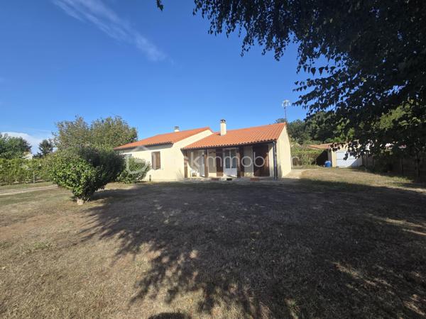Dans un environnement calme et recherché, découvrez ce pavillon de plain-pied offrant de beaux volumes et un cadre de vie agréable, idéal pour une famille !

Implantée sur un terrain entièrement clos de 944 m², cette maison fonctionnelle se compose d’une entrée desservant une cuisine de 12 m² à aménager selon vos envies, ainsi qu’un salon-séjour de 25 m² agrémenté d’une cheminée avec insert.

L’espace nuit se compose de 4 chambres aux surfaces comprises entre 10 et 13 m², d’une salle de bains spacieuse de 9 m² et d’un WC indépendant.

Côté fonctionnalité, vous disposerez également d’une buanderie de 5 m², d’un garage attenant de 27 m², d’un local de 4 m², ainsi que d’un garage indépendant de 18 m² avec galetas, idéal pour le stockage ou le rangement de matériel.

Les équipements :
Menuiseries PVC double vitrage installées en 2021
Chauffage Pompe à chaleur (2014)
Isolation des combles réalisée en 2018
Assainissement collectif

Un pavillon aux nombreux atouts, avec ses 4 chambres, ses espaces de rangement et son terrain clos. Quelques aménagements vous permettront de le personnaliser à votre goût et d’en faire un véritable cocon.

Un bien à découvrir sans tarder, offrant un cadre de vie paisible, un beau terrain clos et des espaces adaptés à la vie de famille.