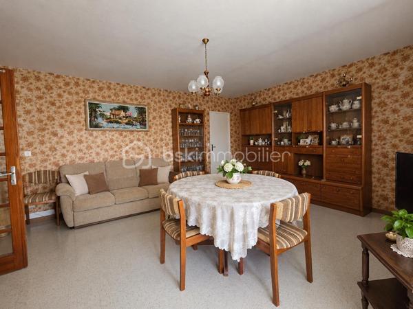 Dans un environnement calme et recherché, découvrez ce pavillon de plain-pied offrant de beaux volumes et un cadre de vie agréable, idéal pour une famille !

Implantée sur un terrain entièrement clos de 944 m², cette maison fonctionnelle se compose d’une entrée desservant une cuisine de 12 m² à aménager selon vos envies, ainsi qu’un salon-séjour de 25 m² agrémenté d’une cheminée avec insert.

L’espace nuit se compose de 4 chambres aux surfaces comprises entre 10 et 13 m², d’une salle de bains spacieuse de 9 m² et d’un WC indépendant.

Côté fonctionnalité, vous disposerez également d’une buanderie de 5 m², d’un garage attenant de 27 m², d’un local de 4 m², ainsi que d’un garage indépendant de 18 m² avec galetas, idéal pour le stockage ou le rangement de matériel.

Les équipements :
Menuiseries PVC double vitrage installées en 2021
Chauffage Pompe à chaleur (2014)
Isolation des combles réalisée en 2018
Assainissement collectif

Un pavillon aux nombreux atouts, avec ses 4 chambres, ses espaces de rangement et son terrain clos. Quelques aménagements vous permettront de le personnaliser à votre goût et d’en faire un véritable cocon.

Un bien à découvrir sans tarder, offrant un cadre de vie paisible, un beau terrain clos et des espaces adaptés à la vie de famille.