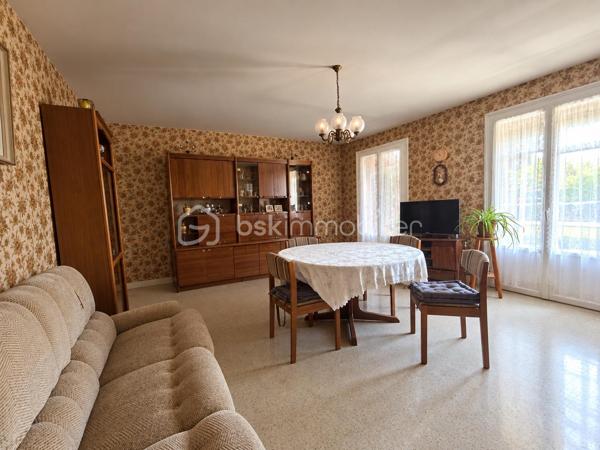 Dans un environnement calme et recherché, découvrez ce pavillon de plain-pied offrant de beaux volumes et un cadre de vie agréable, idéal pour une famille !

Implantée sur un terrain entièrement clos de 944 m², cette maison fonctionnelle se compose d’une entrée desservant une cuisine de 12 m² à aménager selon vos envies, ainsi qu’un salon-séjour de 25 m² agrémenté d’une cheminée avec insert.

L’espace nuit se compose de 4 chambres aux surfaces comprises entre 10 et 13 m², d’une salle de bains spacieuse de 9 m² et d’un WC indépendant.

Côté fonctionnalité, vous disposerez également d’une buanderie de 5 m², d’un garage attenant de 27 m², d’un local de 4 m², ainsi que d’un garage indépendant de 18 m² avec galetas, idéal pour le stockage ou le rangement de matériel.

Les équipements :
Menuiseries PVC double vitrage installées en 2021
Chauffage Pompe à chaleur (2014)
Isolation des combles réalisée en 2018
Assainissement collectif

Un pavillon aux nombreux atouts, avec ses 4 chambres, ses espaces de rangement et son terrain clos. Quelques aménagements vous permettront de le personnaliser à votre goût et d’en faire un véritable cocon.

Un bien à découvrir sans tarder, offrant un cadre de vie paisible, un beau terrain clos et des espaces adaptés à la vie de famille.