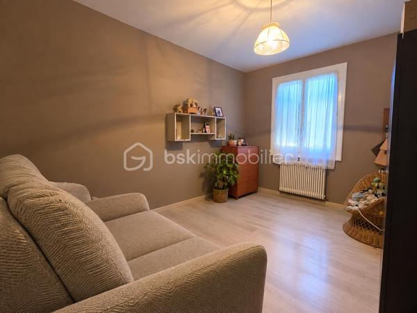 Dans un environnement calme et recherché, découvrez ce pavillon de plain-pied offrant de beaux volumes et un cadre de vie agréable, idéal pour une famille !

Implantée sur un terrain entièrement clos de 944 m², cette maison fonctionnelle se compose d’une entrée desservant une cuisine de 12 m² à aménager selon vos envies, ainsi qu’un salon-séjour de 25 m² agrémenté d’une cheminée avec insert.

L’espace nuit se compose de 4 chambres aux surfaces comprises entre 10 et 13 m², d’une salle de bains spacieuse de 9 m² et d’un WC indépendant.

Côté fonctionnalité, vous disposerez également d’une buanderie de 5 m², d’un garage attenant de 27 m², d’un local de 4 m², ainsi que d’un garage indépendant de 18 m² avec galetas, idéal pour le stockage ou le rangement de matériel.

Les équipements :
Menuiseries PVC double vitrage installées en 2021
Chauffage Pompe à chaleur (2014)
Isolation des combles réalisée en 2018
Assainissement collectif

Un pavillon aux nombreux atouts, avec ses 4 chambres, ses espaces de rangement et son terrain clos. Quelques aménagements vous permettront de le personnaliser à votre goût et d’en faire un véritable cocon.

Un bien à découvrir sans tarder, offrant un cadre de vie paisible, un beau terrain clos et des espaces adaptés à la vie de famille.