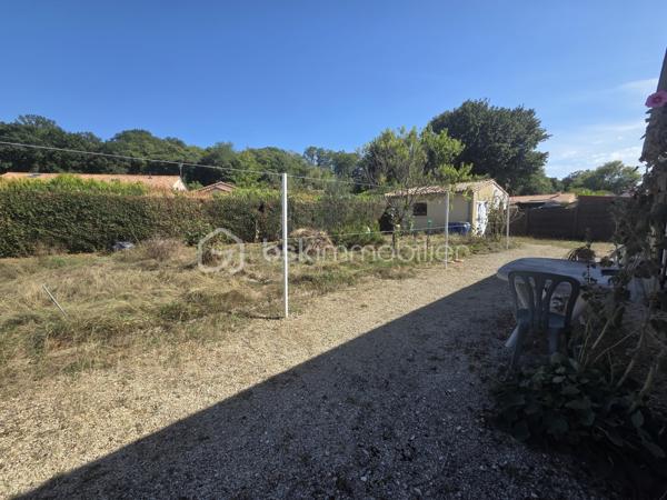 Dans un environnement calme et recherché, découvrez ce pavillon de plain-pied offrant de beaux volumes et un cadre de vie agréable, idéal pour une famille !

Implantée sur un terrain entièrement clos de 944 m², cette maison fonctionnelle se compose d’une entrée desservant une cuisine de 12 m² à aménager selon vos envies, ainsi qu’un salon-séjour de 25 m² agrémenté d’une cheminée avec insert.

L’espace nuit se compose de 4 chambres aux surfaces comprises entre 10 et 13 m², d’une salle de bains spacieuse de 9 m² et d’un WC indépendant.

Côté fonctionnalité, vous disposerez également d’une buanderie de 5 m², d’un garage attenant de 27 m², d’un local de 4 m², ainsi que d’un garage indépendant de 18 m² avec galetas, idéal pour le stockage ou le rangement de matériel.

Les équipements :
Menuiseries PVC double vitrage installées en 2021
Chauffage Pompe à chaleur (2014)
Isolation des combles réalisée en 2018
Assainissement collectif

Un pavillon aux nombreux atouts, avec ses 4 chambres, ses espaces de rangement et son terrain clos. Quelques aménagements vous permettront de le personnaliser à votre goût et d’en faire un véritable cocon.

Un bien à découvrir sans tarder, offrant un cadre de vie paisible, un beau terrain clos et des espaces adaptés à la vie de famille.