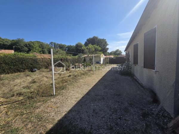 Dans un environnement calme et recherché, découvrez ce pavillon de plain-pied offrant de beaux volumes et un cadre de vie agréable, idéal pour une famille !

Implantée sur un terrain entièrement clos de 944 m², cette maison fonctionnelle se compose d’une entrée desservant une cuisine de 12 m² à aménager selon vos envies, ainsi qu’un salon-séjour de 25 m² agrémenté d’une cheminée avec insert.

L’espace nuit se compose de 4 chambres aux surfaces comprises entre 10 et 13 m², d’une salle de bains spacieuse de 9 m² et d’un WC indépendant.

Côté fonctionnalité, vous disposerez également d’une buanderie de 5 m², d’un garage attenant de 27 m², d’un local de 4 m², ainsi que d’un garage indépendant de 18 m² avec galetas, idéal pour le stockage ou le rangement de matériel.

Les équipements :
Menuiseries PVC double vitrage installées en 2021
Chauffage Pompe à chaleur (2014)
Isolation des combles réalisée en 2018
Assainissement collectif

Un pavillon aux nombreux atouts, avec ses 4 chambres, ses espaces de rangement et son terrain clos. Quelques aménagements vous permettront de le personnaliser à votre goût et d’en faire un véritable cocon.

Un bien à découvrir sans tarder, offrant un cadre de vie paisible, un beau terrain clos et des espaces adaptés à la vie de famille.