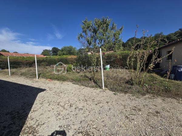 Dans un environnement calme et recherché, découvrez ce pavillon de plain-pied offrant de beaux volumes et un cadre de vie agréable, idéal pour une famille !

Implantée sur un terrain entièrement clos de 944 m², cette maison fonctionnelle se compose d’une entrée desservant une cuisine de 12 m² à aménager selon vos envies, ainsi qu’un salon-séjour de 25 m² agrémenté d’une cheminée avec insert.

L’espace nuit se compose de 4 chambres aux surfaces comprises entre 10 et 13 m², d’une salle de bains spacieuse de 9 m² et d’un WC indépendant.

Côté fonctionnalité, vous disposerez également d’une buanderie de 5 m², d’un garage attenant de 27 m², d’un local de 4 m², ainsi que d’un garage indépendant de 18 m² avec galetas, idéal pour le stockage ou le rangement de matériel.

Les équipements :
Menuiseries PVC double vitrage installées en 2021
Chauffage Pompe à chaleur (2014)
Isolation des combles réalisée en 2018
Assainissement collectif

Un pavillon aux nombreux atouts, avec ses 4 chambres, ses espaces de rangement et son terrain clos. Quelques aménagements vous permettront de le personnaliser à votre goût et d’en faire un véritable cocon.

Un bien à découvrir sans tarder, offrant un cadre de vie paisible, un beau terrain clos et des espaces adaptés à la vie de famille.